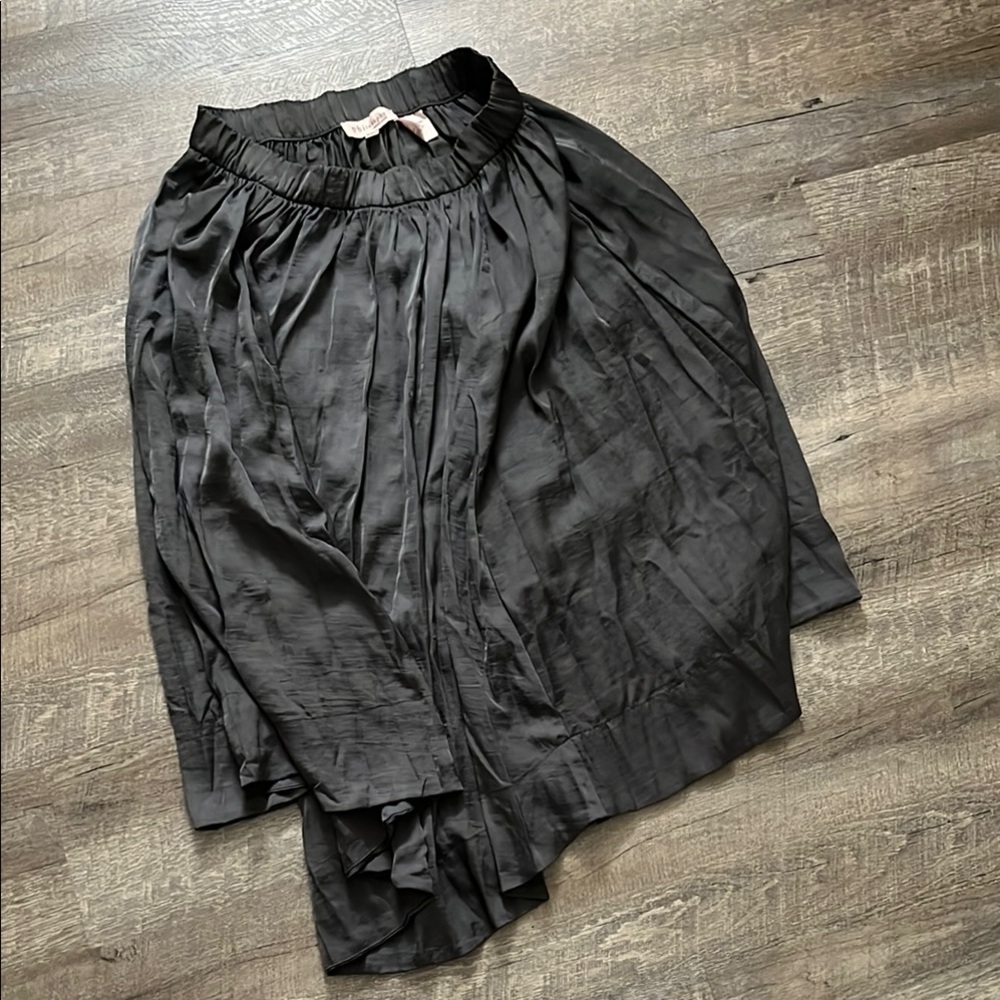 Philosophy Republic Black Midi Skirt with texture and sheen has pockets